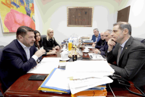 Ο Περιφερειάρχης Αττικής πραγματοποίησε αυτοψία σε κρίσιμα έργα υποδομής και αναβάθμισης της περιοχής – Στο επίκεντρο η αντιπλημμυρική θωράκιση, το οδικό δίκτυο, σχολικές υποδομές και η «Πράσινη Πολιτιστική Διαδρομή»