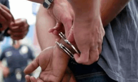 Κατηγορία για απόπειρα ανθρωποκτονίας σε 20χρονο με 20 βολές καλάσνικοφ στον Μαραθώνα