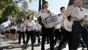 Οι εκδηλώσεις κορυφώθηκαν με τη παρέλαση στην οποία συμμετείχαν τα σχολεία και σύλλογοι της πόλης, υπό τους ήχους και ρυθμούς της Φιλαρμονικής Ορχήστρας Δήμου Χαλανδρίου.