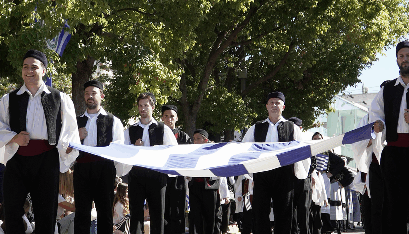 Οι εκδηλώσεις κορυφώθηκαν με τη παρέλαση στην οποία συμμετείχαν τα σχολεία και σύλλογοι της πόλης, υπό τους ήχους και ρυθμούς της Φιλαρμονικής Ορχήστρας Δήμου Χαλανδρίου.