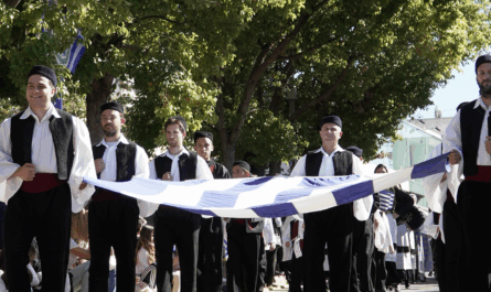 Οι εκδηλώσεις κορυφώθηκαν με τη παρέλαση στην οποία συμμετείχαν τα σχολεία και σύλλογοι της πόλης, υπό τους ήχους και ρυθμούς της Φιλαρμονικής Ορχήστρας Δήμου Χαλανδρίου.