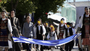 Οι εκδηλώσεις κορυφώθηκαν με τη παρέλαση στην οποία συμμετείχαν τα σχολεία και σύλλογοι της πόλης, υπό τους ήχους και ρυθμούς της Φιλαρμονικής Ορχήστρας Δήμου Χαλανδρίου.