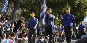 Οι εκδηλώσεις κορυφώθηκαν με τη παρέλαση στην οποία συμμετείχαν τα σχολεία και σύλλογοι της πόλης, υπό τους ήχους και ρυθμούς της Φιλαρμονικής Ορχήστρας Δήμου Χαλανδρίου.