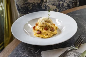 "I Frati": Η ιταλική τέχνη... στο πιάτο σας! "I Frati": Η ιταλική τέχνη... στο πιάτο σας! Αργυροπούλου 7, Κηφισιά, 2108088157, www.fratikifissia.gr, FB:I Frati Kifisia, IG:@fratikifisia Στην καρδιά της Κηφισιάς, το "I Frati" αποτελεί από το 2014 μια σταθερή αξία για όσους αναζητούν την αυθεντική ιταλική εμπειρία. Πέρα από την κομψή του ατμόσφαιρα, το "I Frati" ξεχωρίζει για την προσήλωσή του στις παραδοσιακές συνταγές και τις πρώτες ύλες υψηλής ποιότητας που έρχονται απευθείας από την Ιταλία. Αν η καρδιά σας χτυπά για τα ζυμαρικά, εδώ θα δοκιμάσετε πιάτα που αποπνέουν γνησιότητα και φινέτσα. Από τα Linguine alle Vongole που μυρίζουν θάλασσα και Μεσογειακό αέρα, μέχρι τα πλούσια και σωστά εκτελεσμένα κλασικά, το κάθε πιάτο ζυμαρικών είναι μια υπόσχεση για ένα μικρό γαστρονομικό ταξίδι στη "Μπότα". Πρόκειται για έναν προορισμό που συνδυάζει άψογα το κλασικό στιλ με τη φρεσκάδα των γεύσεων. "I Frati": Η ιταλική τέχνη... στο πιάτο σας!