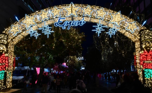 «Η Αθήνα λάμπει» Πανηγυρική φωταγώγηση του Χριστουγεννιάτικου δέντρου στο Σύνταγμα