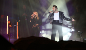 «Η Αθήνα λάμπει» Πανηγυρική φωταγώγηση του Χριστουγεννιάτικου δέντρου στο Σύνταγμα