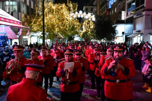 «Η Αθήνα λάμπει» Πανηγυρική φωταγώγηση του Χριστουγεννιάτικου δέντρου στο Σύνταγμα