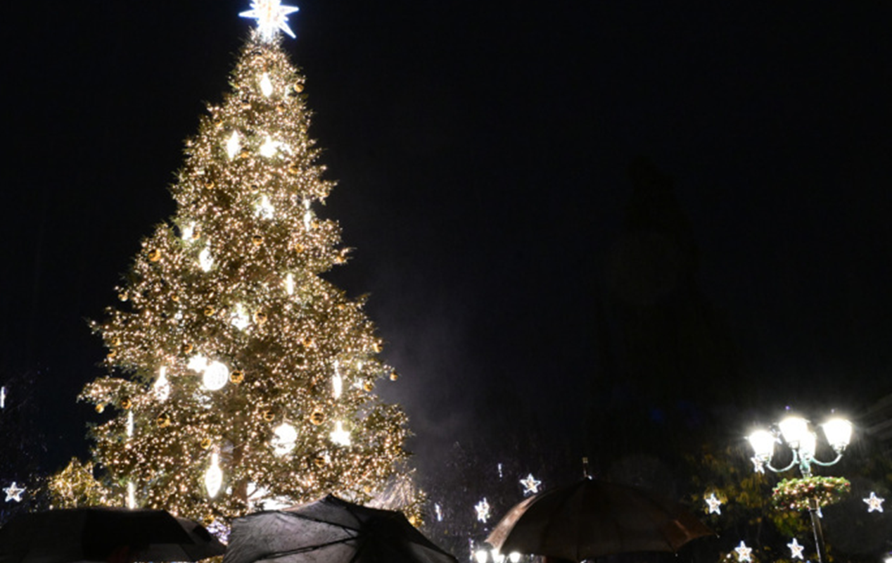 «Η Αθήνα λάμπει» Πανηγυρική φωταγώγηση του Χριστουγεννιάτικου δέντρου στο Σύνταγμα