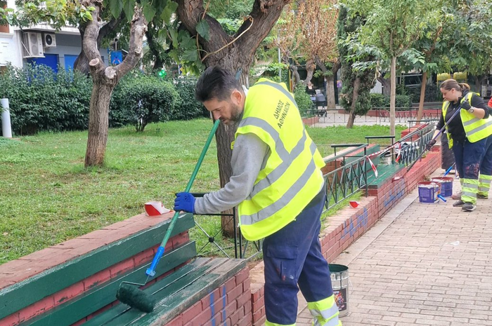 Αθήνα : Συνεχίζονται οι δράσεις καθαρισμού και συντήρησης του αστικού εξοπλισμού, σήμερα στις πλατείες Θυμαράκια και Μεσολογγίου