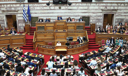  Έντονες αντιδράσεις από την αντιπολίτευση μετά την αναβολή  συνεδρίασης της Βουλής για τα ΕΛΤΑ