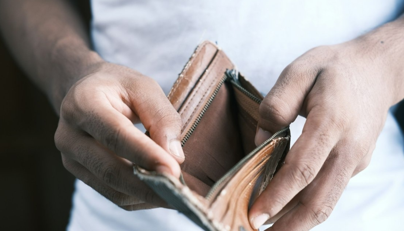 Ακρίβεια, υψηλός ΦΠΑ και χαμηλοί μισθοί στραγγαλίζουν το Ελληνικό νοικοκυριό