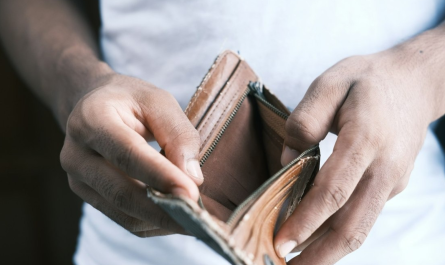 Ακρίβεια, υψηλός ΦΠΑ και χαμηλοί μισθοί στραγγαλίζουν το Ελληνικό νοικοκυριό