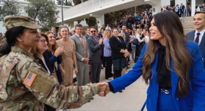 Η Κίμπερλι Γκιλφόιλ συναντά το προσωπικό της Πρεσβείας των ΗΠΑ στην Ελλάδα