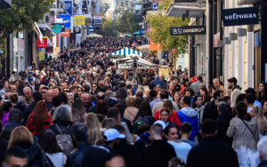 Σήμερα Κυριακή τα καταστήματα λειτουργούν με εορταστικό ωράριο Κοσμοσυρροή στη Ερμού - Συνεχίζονται οι Black Friday προσφορές Σήμερα Κυριακή τα καταστήματα λειτουργούν με εορταστικό ωράριο Κοσμοσυρροή στη Ερμού - Συνεχίζονται οι Black Friday προσφορές