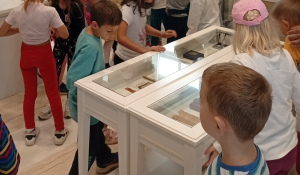 Οι μαθητές ξεναγήθηκαν στο Μουσείο, παρακολούθησαν την ταινία της ιστορίας του Μαραθωνίου και συμμετείχαν σε αθλητικές δράσεις .