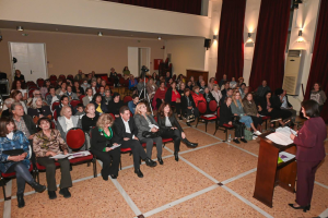 Μεγάλη επιτυχία η θεατρική παράσταση «Άνδρας και γυναίκα: μία δύσκολη εξίσωση» στην αίθουσα εκδηλώσεων του Αμαλιείου Οικοτροφείου Θηλέων