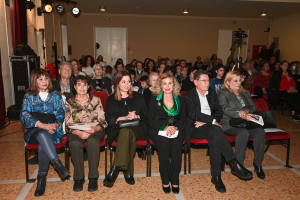 Μεγάλη επιτυχία η θεατρική παράσταση «Άνδρας και γυναίκα: μία δύσκολη εξίσωση» στην αίθουσα εκδηλώσεων του Αμαλιείου Οικοτροφείου Θηλέων