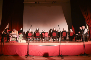 Μεγάλη επιτυχία η θεατρική παράσταση «Άνδρας και γυναίκα: μία δύσκολη εξίσωση» στην αίθουσα εκδηλώσεων του Αμαλιείου Οικοτροφείου Θηλέων