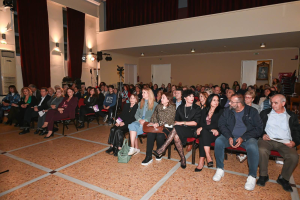 Μεγάλη επιτυχία η θεατρική παράσταση «Άνδρας και γυναίκα: μία δύσκολη εξίσωση» στην αίθουσα εκδηλώσεων του Αμαλιείου Οικοτροφείου Θηλέων