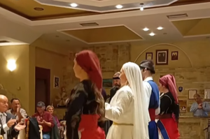 «Ζωντάνεψε η Παράδοση στην Πεντέλη» Η Μεγάλη Γιορτή Ρακής του Συλλόγου Κρητών «ΑΡΕΤΟΥΣΑ»