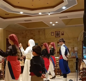 «Ζωντάνεψε η Παράδοση στην Πεντέλη» Η Μεγάλη Γιορτή Ρακής του Συλλόγου Κρητών «ΑΡΕΤΟΥΣΑ»