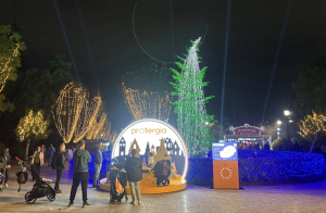 Φαντασμαγορική εκκίνηση για τις εορταστικές εκδηλώσεις της Περιφέρειας Αττικής στο Χριστουγεννιάτικο χωριό Protergia Φαντασμαγορική εκκίνηση για τις εορταστικές εκδηλώσεις της Περιφέρειας Αττικής στο Χριστουγεννιάτικο χωριό Protergia