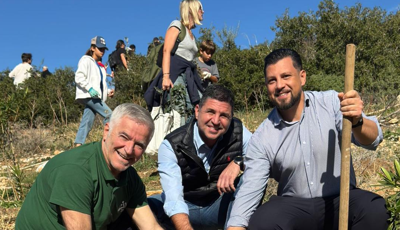 Μεγάλη δράση φύτευσης στον Υμηττό, σήμερα Κυριακή 16/11  που ένωσε  Δήμους, φορείς, εθελοντές και απλούς πολίτες γύρω από έναν κοινό στόχο, την προστασία και την αναγέννηση του βουνού.