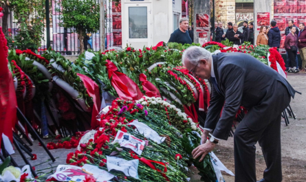 Ο Πρόεδρος της Δημοκρατίας, Κώστας Τασούλας, κατέθεσε δάφνινο στεφάνι στον χώρο του Πολυτεχνείου
