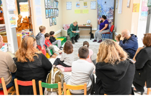 Λυκόβρυση Πεύκη: Γοήτευσαν τους λιλιπούτειους φίλους μας οι «Γελωτοασπίδες» της Φιλιώς Λαζανά Λυκόβρυση Πεύκη: Γοήτευσαν τους λιλιπούτειους φίλους μας οι «Γελωτοασπίδες» της Φιλιώς Λαζανά