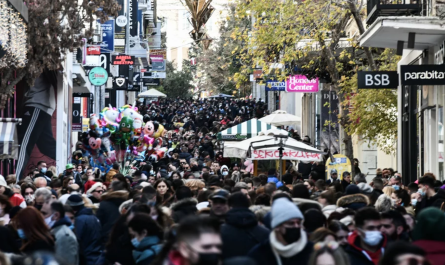 Σήμερα Κυριακή τα καταστήματα λειτουργούν με εορταστικό ωράριο Κοσμοσυρροή στη Ερμού - Συνεχίζονται οι Black Friday προσφορές