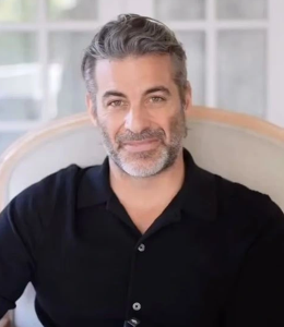 Η Τζένιφερ Άνιστον επισημοποιεί τη σχέση της με τον Τζιμ Κέρτις