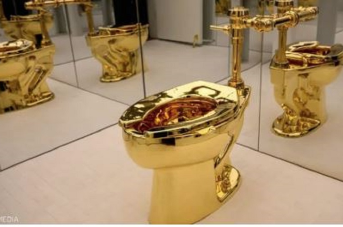 Η «Χρυσή Τουαλέτα» του Κατελάν πουλήθηκε για «12,1 εκατομμύρια δολάρια» σε δημοπρασία