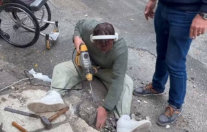 Θεσσαλονίκη: Απίστευτο κι όμως αληθινό - Άτομο με κινητικά προβλήματα έφτιαξε μονός του μια ράμπα σε δρόμο που περνάει καθημερινά Θεσσαλονίκη: Απίστευτο κι όμως αληθινό - Άτομο με κινητικά προβλήματα έφτιαξε μονός του μια ράμπα σε δρόμο που περνάει καθημερινά