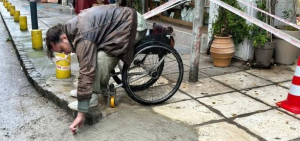 Θεσσαλονίκη: Απίστευτο κι όμως αληθινό - Άτομο με κινητικά προβλήματα έφτιαξε μονός του μια ράμπα σε δρόμο που περνάει καθημερινά Θεσσαλονίκη: Απίστευτο κι όμως αληθινό - Άτομο με κινητικά προβλήματα έφτιαξε μονός του μια ράμπα σε δρόμο που περνάει καθημερινά