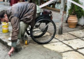 Θεσσαλονίκη: Απίστευτο κι όμως αληθινό - Άτομο με κινητικά προβλήματα έφτιαξε μονός του μια ράμπα σε δρόμο που περνάει καθημερινά