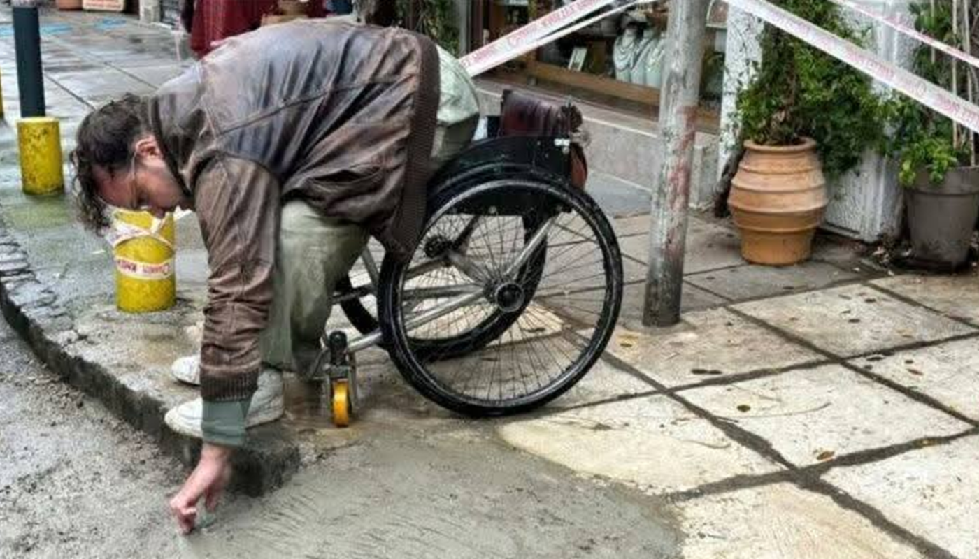 Θεσσαλονίκη: Απίστευτο κι όμως αληθινό - Άτομο με κινητικά προβλήματα έφτιαξε μονός του μια ράμπα σε δρόμο που περνάει καθημερινά