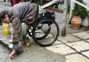 Θεσσαλονίκη: Απίστευτο κι όμως αληθινό - Άτομο με κινητικά προβλήματα έφτιαξε μονός του μια ράμπα σε δρόμο που περνάει καθημερινά