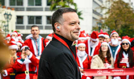 Μια «κόκκινη λαοθάλασσα» στην Αθήνα: Περισσότεροι από 1.000 Αϊ Βασίληδες στο Athens Santa Run 2025