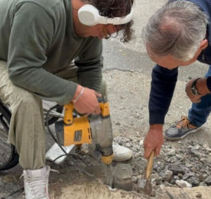 Θεσσαλονίκη: Απίστευτο κι όμως αληθινό - Άτομο με κινητικά προβλήματα έφτιαξε μονός του μια ράμπα σε δρόμο που περνάει καθημερινά