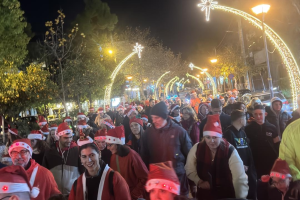 Η Αγία Παρασκευή «Πλημμύρισε» φως και προσφορά - Μια μαγική βραδιά με το Santa Run και τους Prestige