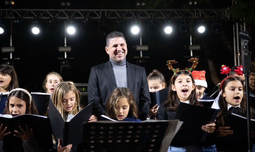 Αγία Παρασκευή: Μαγική γιορτή με το ανάμα του  Χριστούγεννα Δέντρου