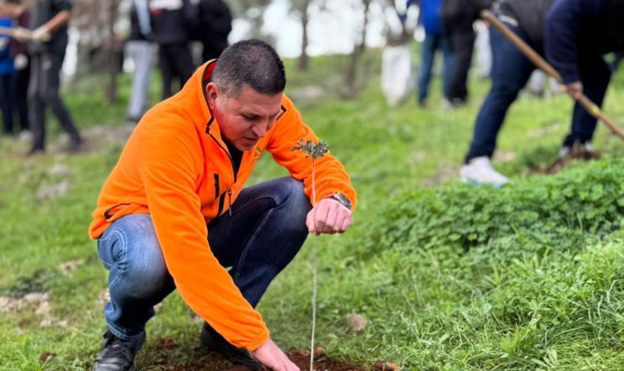 Αγία Παρασκευή: Μαθητική δενδροφύτευση στον λόφο Τσακού – Προσθέτει πάνω από 1.000 νέα δέντρα στην πόλη