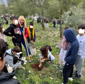 Αγία Παρασκευή: Μαθητική δενδροφύτευση στον λόφο Τσακού - Προσθέτει πάνω από 1.000 νέα δέντρα στην πόλη