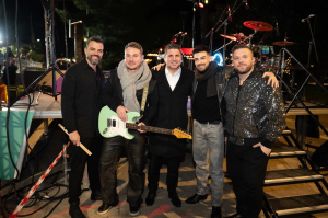 Η Αγία Παρασκευή «Πλημμύρισε» φως και προσφορά - Μια μαγική βραδιά με το Santa Run και τους Prestige