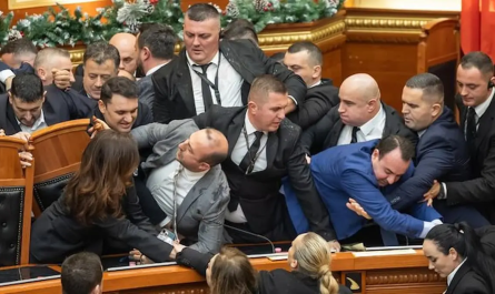 Χάος στο Αλβανικό Κοινοβούλιο εν μέσω καταγγελιών για διαφθορά