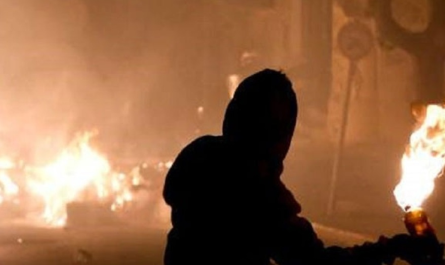 Νύχτα έντασης στα Εξάρχεια: Σφοδρές συγκρούσεις, μολότοφ και χρήση χημικών