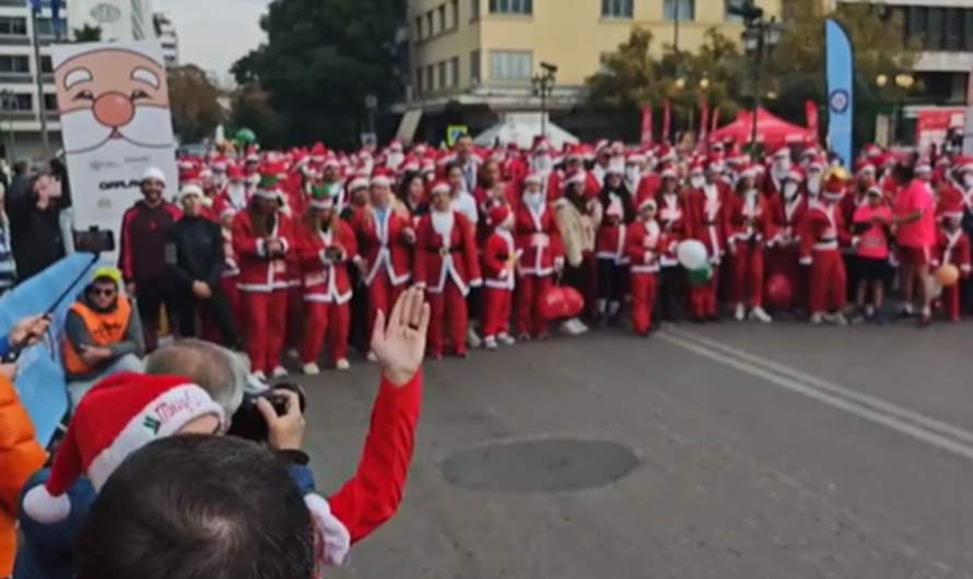 «Κόκκινο Ποτάμι» στην Αθήνα: Χίλιοι Αϊ-Βασίληδες έτρεξαν για καλό σκοπό στο Santa Run 2025