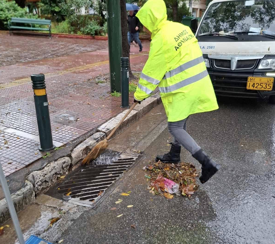 Η Διεύθυνση Καθαριότητας και Ανακύκλωσης του Δήμου Αθηναίων βρίσκεται από χθες σε πλήρη επιχειρησιακή ετοιμότητα