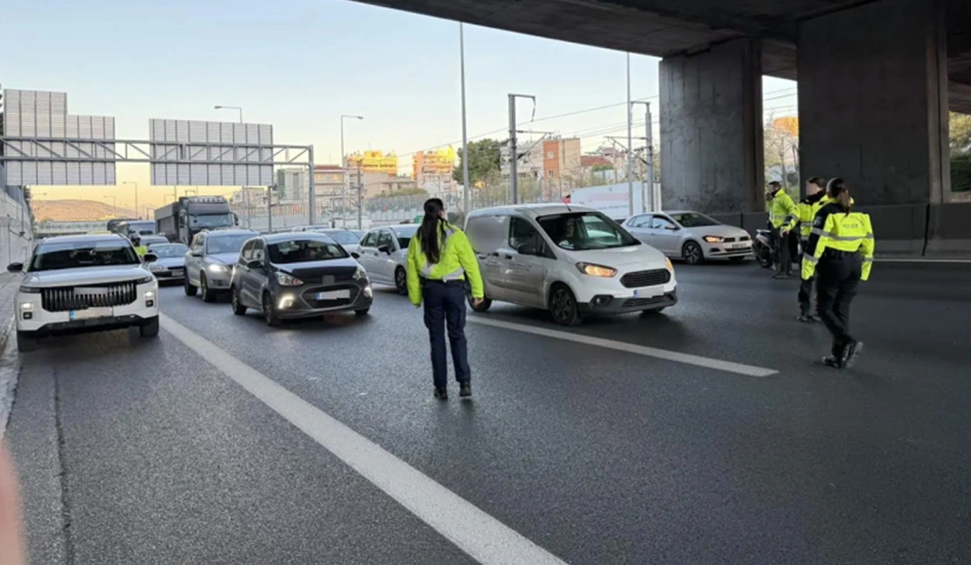 Σύλληψη Μοτοσικλετιστή στην Αττική Οδό για Επίθεση σε Αστυνομικούς