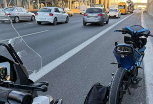 Σύλληψη Μοτοσικλετιστή στην Αττική Οδό για Επίθεση σε Αστυνομικούς Σύλληψη Μοτοσικλετιστή στην Αττική Οδό για Επίθεση σε Αστυνομικούς